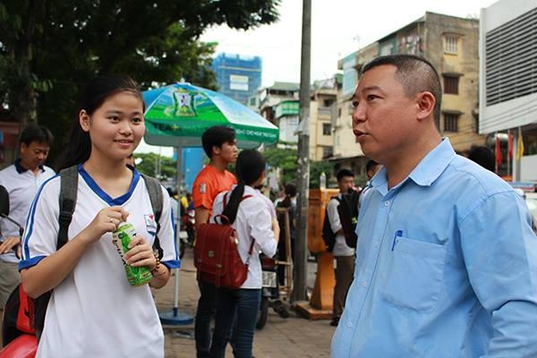 Em Nguyễn Thu Hà (học sinh THPT Quang Trung - Đống Đa) cho biết: "Đề khá dài và có sự phân hóa cao, do là môn chuyên nên em làm bài khá tốt được khoảng 80%. Các bạn thi tốt nghiệp sẽ được tầm 5 điểm".