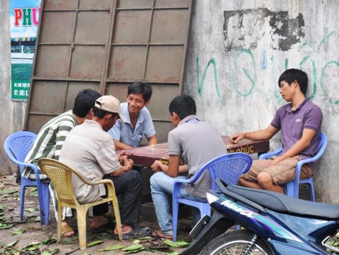 3 nghi can cùng 2 nhân vật đóng thế dựng lại khung cảnh cuộc nhậu.