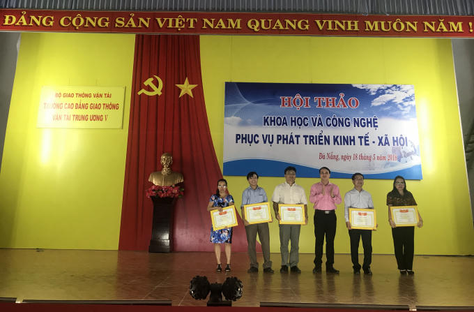 Ông Nguyễn Văn Tươi (người thứ 4 từ trái sang) - Hiệu trưởng trường Cao đẳng GTVT Trung ương V