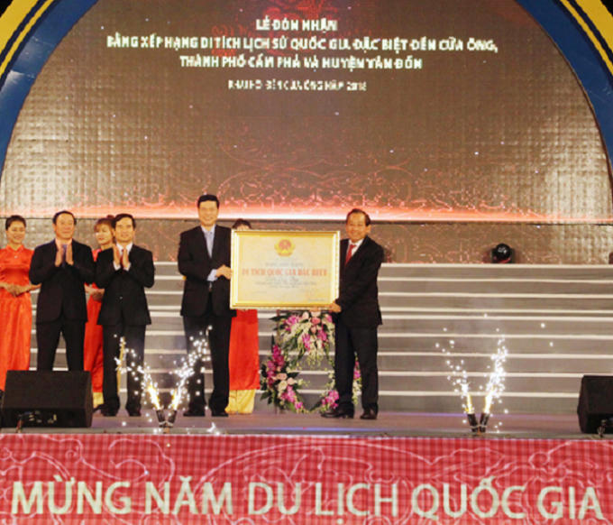 Phó Thủ tướng Thường trực Chính phủ-Trương Hòa Bình trao Bằng xếp hạng di tích lịch sử Quốc gia đặc biệt đền Cửa Ông, thành phố Cẩm Phả và huyện Vân Đồn cho tỉnh Quảng Ninh.