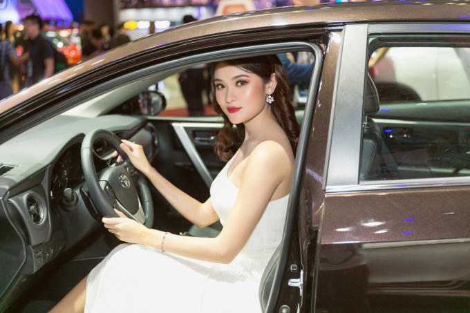 Á hậu Thuỳ Dung tiếp tục lấn sân vai trò MC song ngữ