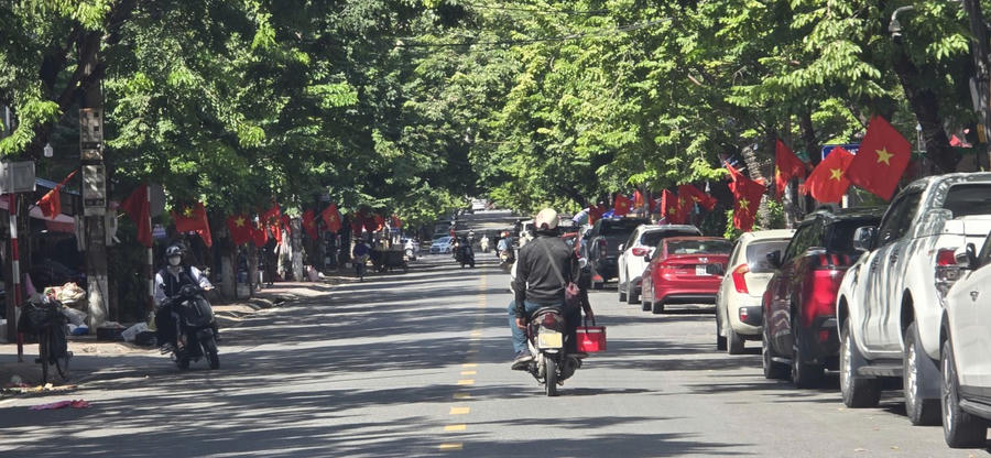 Cảnh quan đô thị khang trang, rực sắc đỏ, trở thành điểm nhấn trong những ngày lịch sử của tỉnh.