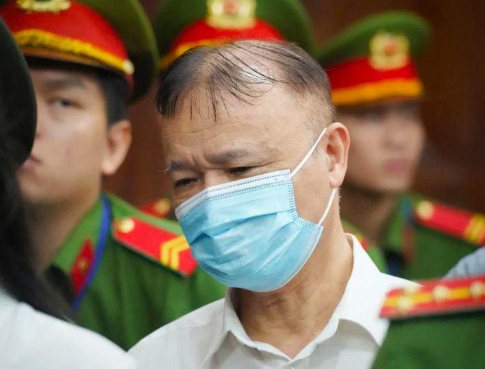 Cựu Thứ trưởng Bộ Công Thương Đỗ Thắng Hải bị đưa ra xét xử với cáo buộc đã nhận hối lộ 50.000 USD của cựu Giám đốc Xuyên Việt Oil Mai Thị Hồng Hạnh. Bị cáo Hải và gia đình đã nộp 730 triệu đồng khắc phục hậu quả; có tình tiết giảm nhẹ là thành khẩn khai báo, ăn năn hối cải, tích cực hợp tác với cơ quan điều tra. Ảnh Thuận Văn