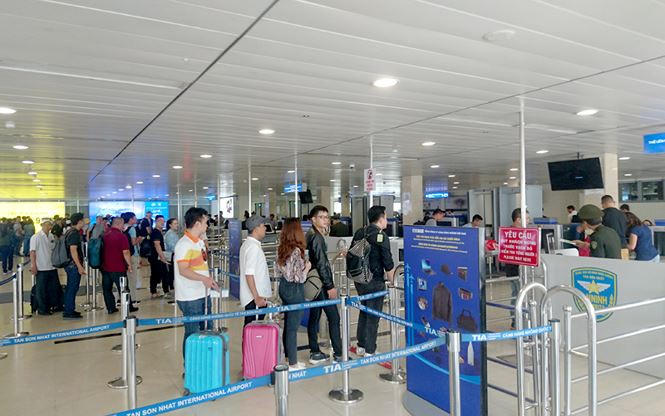 Cảng hàng không Tân Sơn Nhất luôn trong tình trạng quá tải.