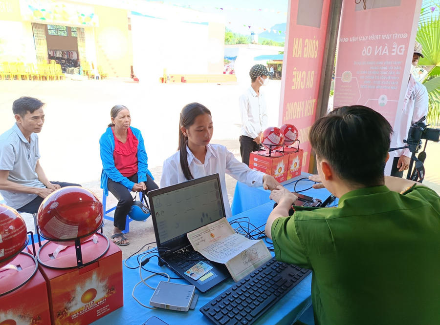 Chỉ tính riêng trong 02 ngày, Công an huyện đã thu nhận được 101 hồ sơ công dân. Ảnh Công an Quảng Ninh