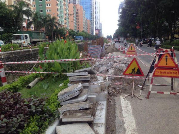 Dây công trình được kéo xung quanh khu vực bị sạt lở cảnh báo người đi đường.