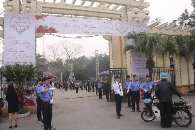 Bộ phận an ninh hướng dẫn nhiệt tình khách mời đến dự Lễ khai mạc.