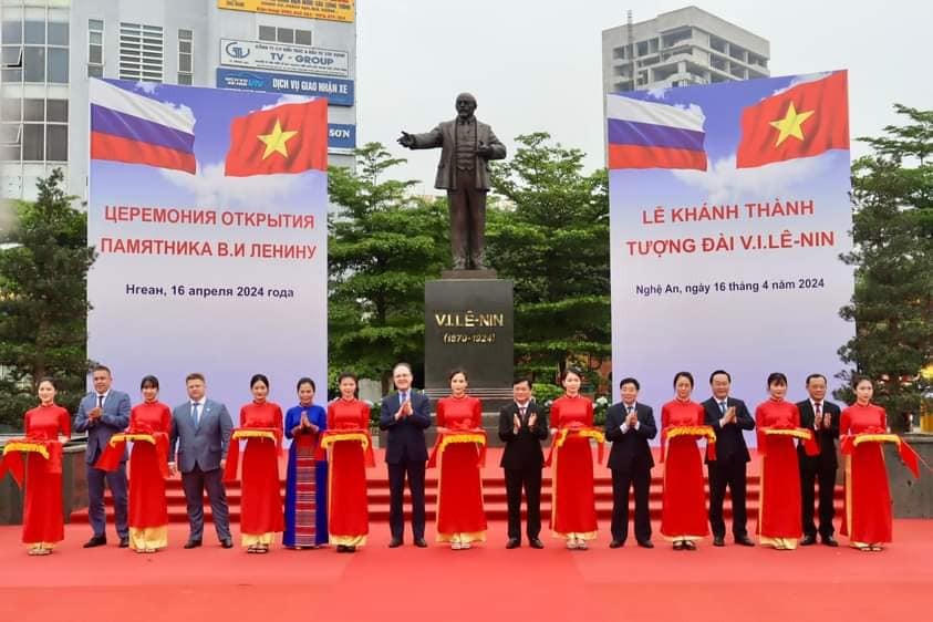 Lễ tiếp nhận và khánh thành tương V.I.Lê-nin được tổ chức trọng thể tại TP Vinh.