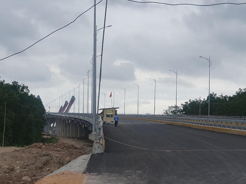 Dự án cầu Bến Rừng cơ bản đã hoàn thành đến 98% khối lượng, chỉ còn một số hạng mục nhỏ đang trong quá trình hoàn thiện chờ cuối tháng 6 để khánh thành.
