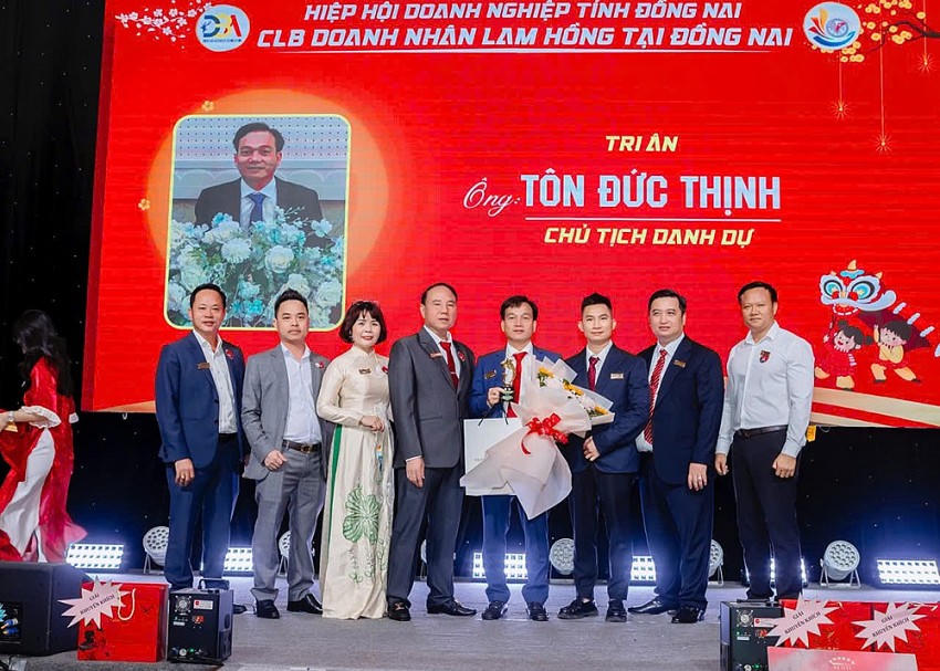 Ban thường trực CLB tri ân ông Tôn Đức Thịnh, Chủ tịch CLB nhiệm kỳ 1.
Tân Chủ tịch Lê Văn Hoàng nhận nhiệm vụ và ra mắt Ban chấp hành nhiệm kỳ 2.
Tân Chủ tịch Lê Văn Hoàng nhận nhiệm vụ và ra mắt Ban chấp hành nhiệm kỳ 2.