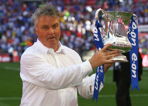 Guus Hiddink lần thứ 2 quay trở lại Stamford Bridge