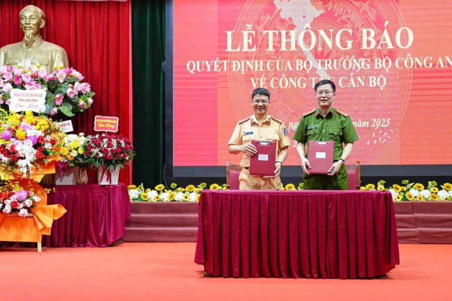 Đại tá Đỗ Thanh Bình, Giám đốc Công an tỉnh Hòa Bình nhận quyết định của Bộ trưởng Công an giữ chức Cục trưởng Cục CSGT (Ảnh: Công an Hòa Bình).