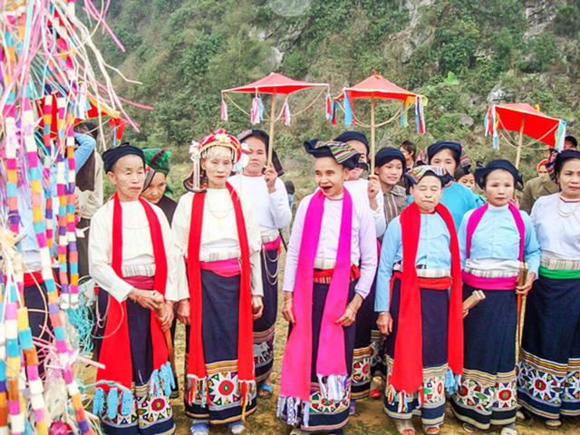 Mỗi khi xuân về, cây trái đâm chồi nẩy lộc, cũng là lúc lễ hội Nàng Han được thắp lửa ở đại ngàn miền Tây xứ Thanh.