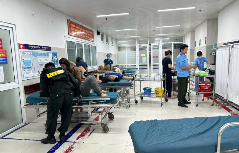 Cán bộ, chiến sĩ CSCĐ, Công an Quảng Bình đã kịp thời cứu thoát được cả 6 người gặp nạn để đưa lên Bệnh viện hữu nghị Việt Nam-Cu Ba để cấp cứu.