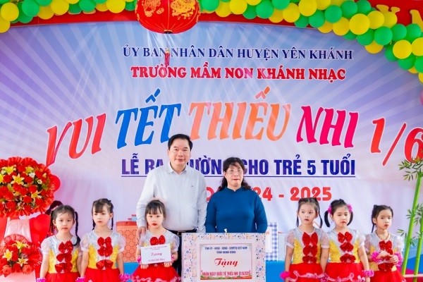 Ông Tống Quang Thìn, Phó Chủ tịch Thường trực UBND tỉnh Ninh Bình tặng quà cho các cháu Trường Mầm non xã Khánh Nhạc (huyện Yên Khánh).