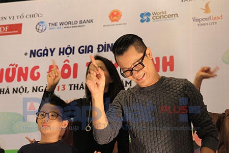 Nói về lý do việc học ngôn ngữ ký hiệu của gia đình Hoàng Bách, anh cho biết: "Do phải làm việc với nhiều người khiếm thính, nên Bách đã cùng gia đình tìm hiểu về ngôn ngữ ký hiệu, thế nhưng, cô con gái (bé Mèo) của nhà tôi nhiều khi lại dạy lại bố mẹ". Ảnh: Loan Bảo.
