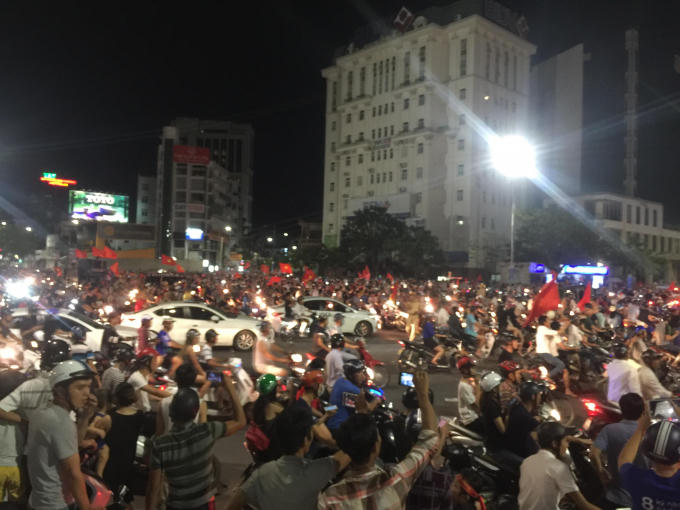 Hàng chục nghìn người d&acirc;n c&ocirc;́ đ&ocirc; Huế đổ ra đường ăn mừng chiến thắng của Olympic Việt Nam