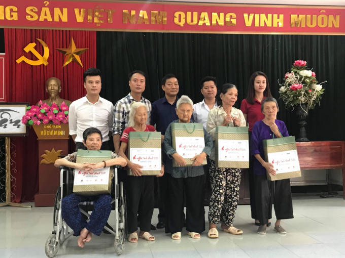Ban tổ chức chương trình "Ơn nghĩa sinh thành 2018" tặng quà cho người già neo đơn tại Trung tâm nuôi dưỡng người già và trẻ em khuyết tật Hà Nội và Mẹ Việt Nam Anh Hùng tại xã Thụy An, huyện Ba Vì, Hà Nội.