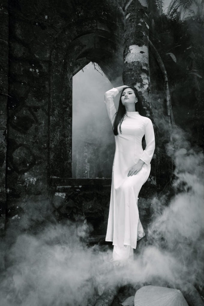 Người đẹp gây sốt với loạt ảnh cô đơn trong rừng