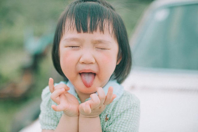 “Ban đầu, con bé khá nhát, trầm tính không nói năng cười đùa gì nhưng chỉ thời gian ngắn làm quen được với các cô trong e-kip nên bắng nhắng làm đủ trò ngay", Tiểu Ann kể.