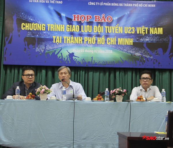 Ông Mai Bá Hùng (giữa) thông báo “cháy vé” giao lưu U23 Việt Nam.