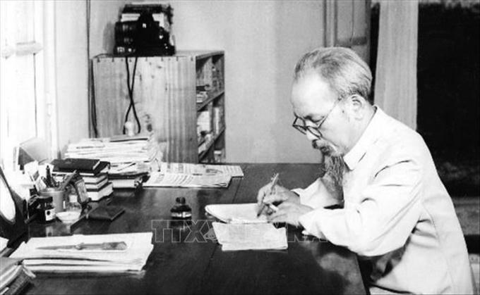 Vấn đề hàng đầu mà Chủ tịch Hồ Chí Minh đòi hỏi những người làm báo là phải có đạo đức tốt đẹp và trong sáng.