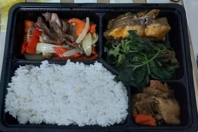 Suất cơm đầy đủ chất dinh dưỡng dành cho bệnh nhân Covid-19 đang điều trị tại Bệnh viện dã chiến tỉnh Quảng Bình, chị H. cũng đã chụp lại phần ăn của mình và đăng tải trên Facebook.
