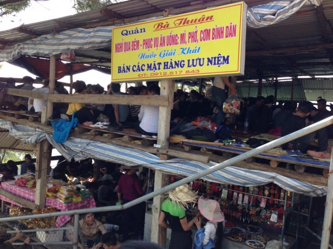 Những hàng quán tạm bợ được dựng lên cho khách nghỉ ngơi để thu tiền.