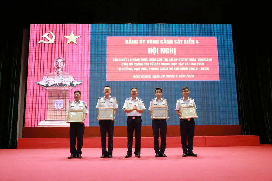 Thiếu tướng Nguyễn Văn Dũng - Bí Thư Đảng ủy, Chính ủy Bộ Tư lệnh Vùng Cảnh sát biển 4 phát biểu kết luận Hội nghị