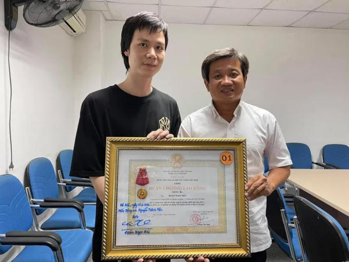 Ông Đoàn Ngọc Hải đem Huân chương Lao động hạng Ba tặng cho người khác. Ảnh Facebook cá nhân.