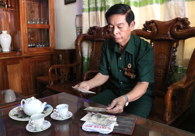 Thỉnh thoảng ông Khoa lại lật lại từng bức ảnh chụp chung cùng Đại tướng với sự mến mộ sâu sắc và rưng rưng xúc động.