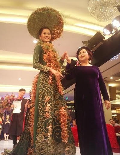 Bà Mai Hoa, chủ tịch sự kiện và người mẫu trình diễn sản phẩm đạt giải nhất cuộc thi.