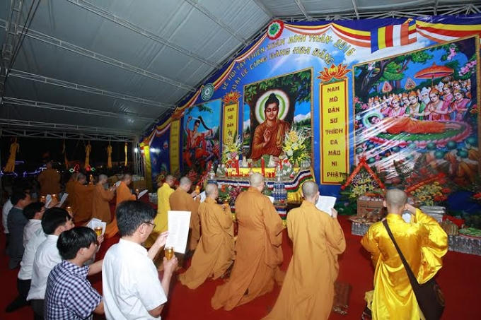 Hàng ngàn người dự Đêm hội Hoa đăng Tây Thiên