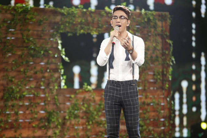 Hot boy Tùng Dương sâu lắng khi thể hiện ca khúc "Giọt nắng bên thềm".