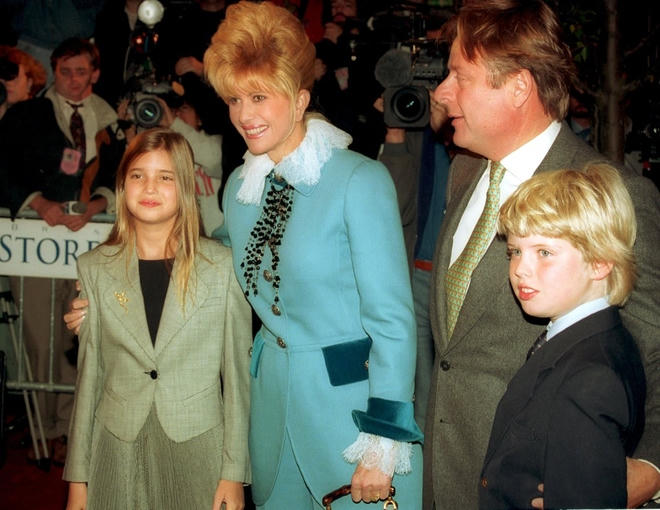 Ivanka Trump sinh ngày 30/10/1981 tại Manhattan. Cô là con thứ 2 trong 3 người con của Tổng thống Mỹ - Donald Trump và người vợ đầu - Ivana. Hai người ly dị năm 1992, khi Ivanka mới 11 tuổi.