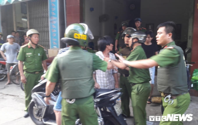 Kiên trì vận động, thuyết phục, đến gần 17h cùng ngày, An mới chịu bỏ hung khí và xin để tự xuống.