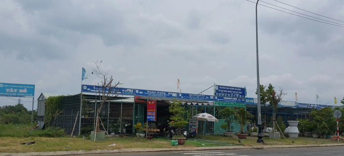 Hàng loạt ki ốt và cả quán nhậu mọc trên đất Công ty Tây Hồ được mượn