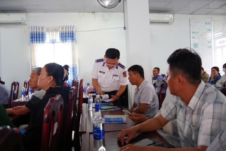 Cán bộ Hải đoàn 42 tuyên truyền phổ biến các quy định về chống khai thác IUU và tệ nạn xã hội