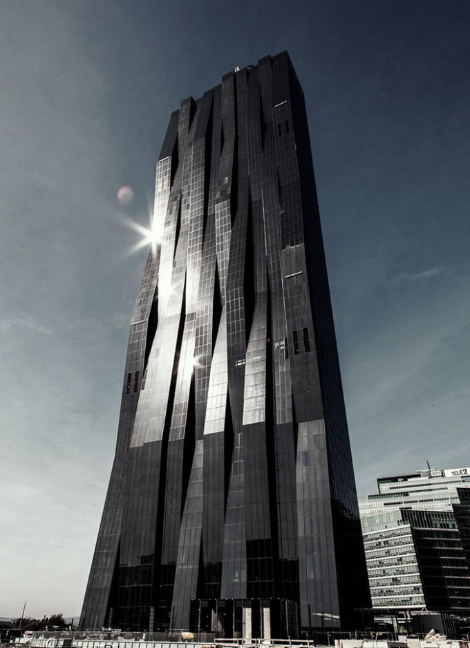 Tháp DC Tower I tại Vienna, Áo cũng là một trong những tòa nhà mang phong cách "quái dị" nhất thế giới, giống như đang chuẩn bị gãy vụn thành nhiều tấm nhỏ.