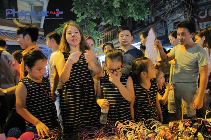 Đại gia đình với cùng một mẫu trang phục.