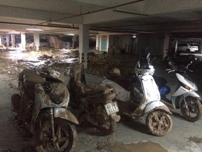 Hàng chục xe máy, ô tô trong hầm bị vùi, có những chiếc bị hư hại...