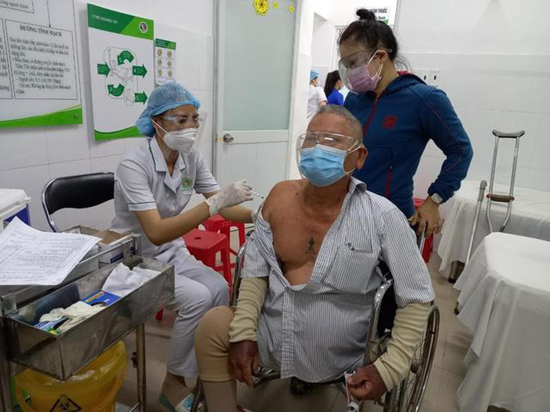 Những người cao tuổi bị bệnh nền được kiểm tra, tiêm vắc xin một cách an toàn.