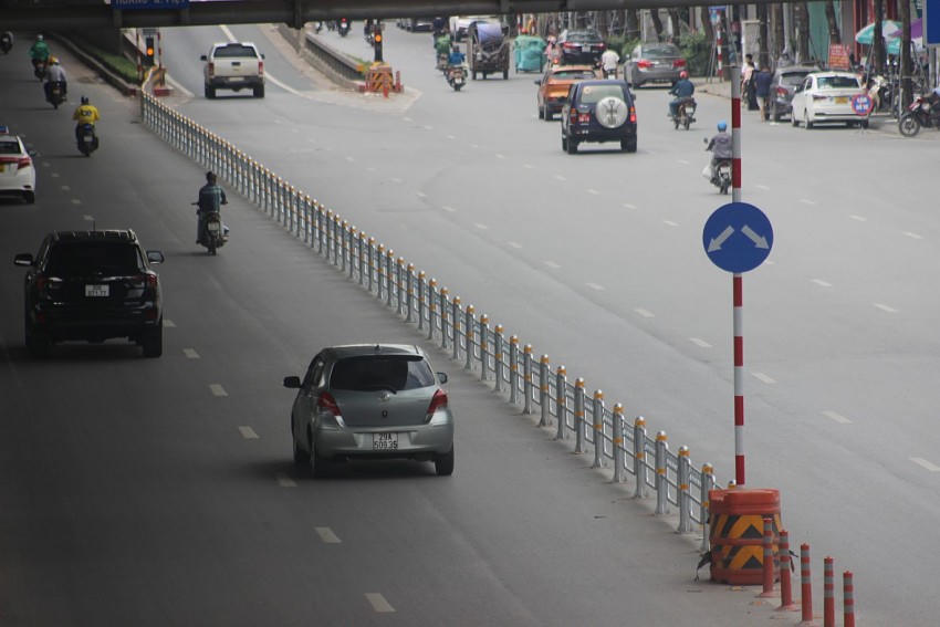 Cận cảnh hai tuyến đường vào nội đô được lắp đặt dải phân cách cứng phân luồng giao thông