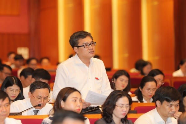 Đại biểu Nguyễn Anh Tuấn, Tổ đại biểu TX Đông Triều, tiếp tục chất vấn Phó Giám đốc Công an tỉnh.