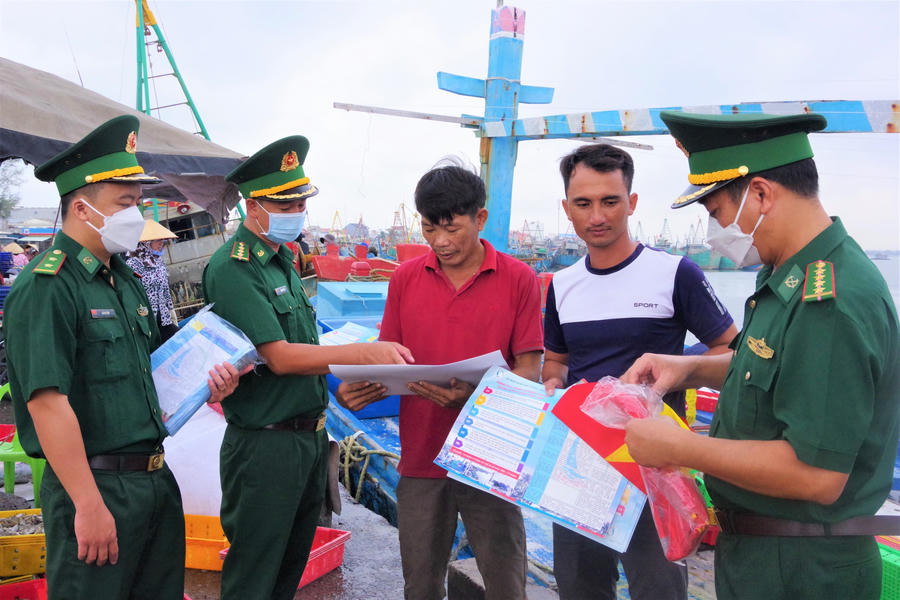 Đồn Biên phòng Phước Tỉnh trao tặng cờ Tổ quốc, phát tờ rơi tuyên truyền về chống khai thác IUU cho ngư dân.