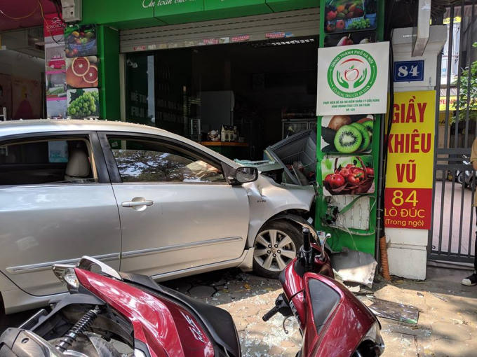 Ô tô đâm vào cửa hàng hoa quả.