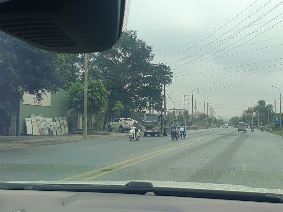 Xe chở đất của Công ty TNHH dịch vụ vận tải thương mại Đạt Hưng chạy