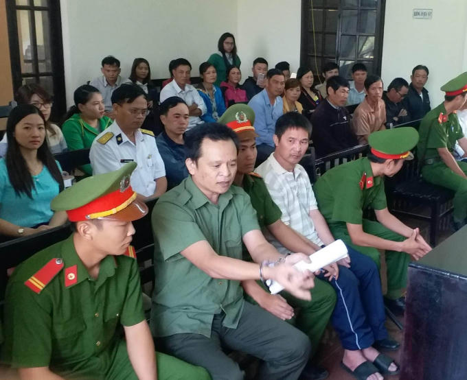 Bị cáo Phạm Xuân Sáng (người cầm giấy) liên tục kêu oan tại phiên xét xử sơ thẩm.