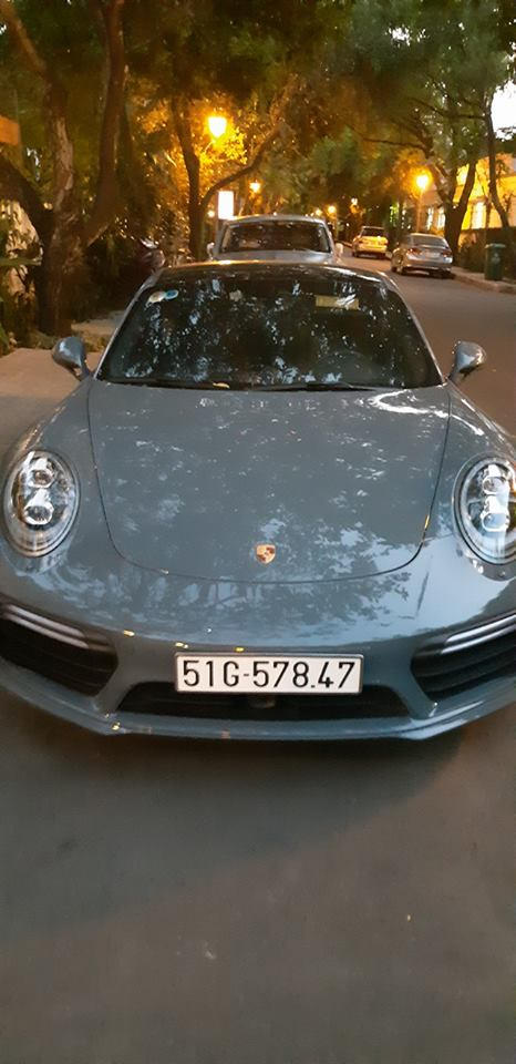 Porsche 911 Turbo S màu xám lông chuột trước biệt thự của Chủ tịch Trung Nguyên.