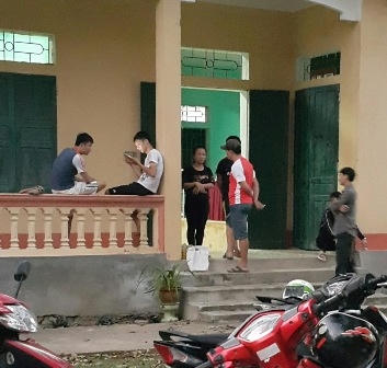 Nguyễn Thị Linh Trang (mặc áo đen) tại UBND xã Thành Vân sau khi sảy ra vụ việc